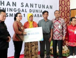 Bupati Landak Serahkan Santunan Kepada Ahli Waris Siswa Magang Kecelakaan