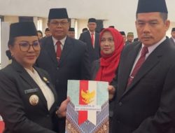 Lantik Sekda Landak, Karolin: Sekretaris Daerah Dituntut Mampu Mensinergikan Visi Misi Kepala Daerah