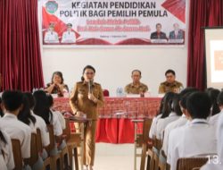 Bupati Karolin Beri Pendidikan Politik ke Siswa SMK N 1 Ngabang