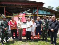 Bupati Karolin Serahkan Bantuan Pada Korban Kebakaran Rumah di Desa Garu