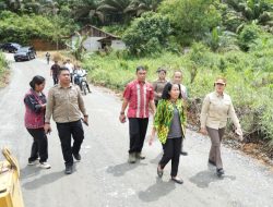 Bupati Landak Meninjau Perbaikan Jalan Karangan-Salumang Mempawah Hulu