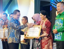 Bupati Landak Raih 2 Penghargaan Keterbukaan Informasi Publik
