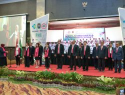 Wagub dr. Reny A. Lamadjido, Lantik Pengurus POGI Sulawesi Tengah.