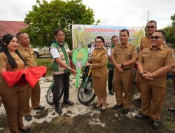 Bupati Landak Karolin Serahkan Bantuan Alsintan