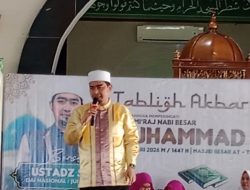 Ustaz Solmed Isi Tausiah di Masjid Besar Anabanua, Disambut Antusias Warga Maniangpajo