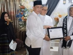 Amran Mahmud Pendiri Yayasan Amanah Amirul Mukminun Pasangkan Selempang