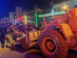 Tak Kenal Lelah, Ratusan Prajurit TNI Bersihkan Pasar Kota Hongkong, Aceh Tamiang