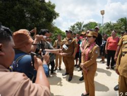 Dikeluhkan Warga Desa, Karolin Pastikan Perbaikan Jalan Bertahap di Tengah Efisiensi Anggaran