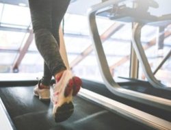 Jalan kaki di treadmill vs luar ruangan, mana lebih efektif?