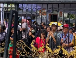 Warga Antri Ikuti Open House Istana, Berharap Bertemu Presiden Prabowo