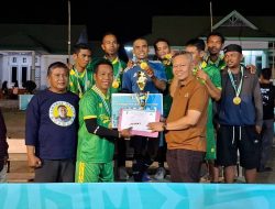 Bupati Sigi, Mohamad Rizal Intjenae Menyerahkan Piala dan Nonus Juara 1 Ramadhan League Mini Soccer 2026.