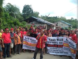 Ratusan Warga Desa Rabak Kabupaten Landak Gelar Aksi Tolak Pemasangan Plang Satgas PKH