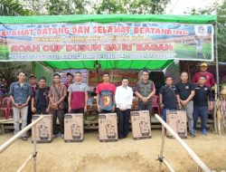Buka Turnamen Bola dan Acara Roah, Karolin Bagikan Alat Tani hingga Ingatkan Sportivitas