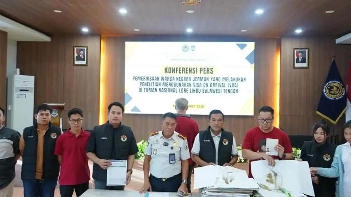 WNA Asal Jerman Vlad Alexandru Tataru Diperiksa Kantor Imigrasi Kelas I TPI  Palu. - Strategi News