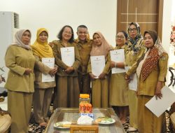 Wali Kota Palu Hadianto Rasyid Serahkan SK Kepada 12 Pensiunan, 4 PNS dan 2 CPNS.