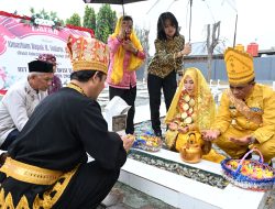 Dalam Rangka HUT Ke-62 Sulteng, Gubernur H.Anwar Hafid. Ziarah Ke-TMP Tatura Palu.