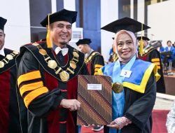 Sekdaprov Sulteng, Novalina Raih Gelar Doktor Administrasi Publik, IPK 3,97.