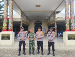 Kapolsek Menyuke dan Babinsa Koramil 05 Menyuke Bersinergi Amankan Ibadah Jumat Agung