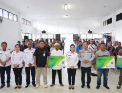 Bupati Karolin Serahkan BPJS Ketenagakerjaan bagi Juru Parkir, Sopir Angkutan Desa, dan Operator Kapal di Landak