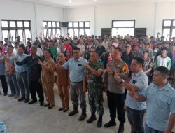 Polsek Menyuke dan Polres Landak Kawal Penyaluran Uang Penghargaan Pensiun KHL PT Prime Agri Resources