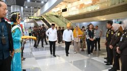 Gubernur H. Anwar Hafid Sambut Kedatangan Kajati Sulteng Zullikar Tanjung Di Bandara Mutiara SIS Al-Djufri.