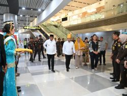 Gubernur H. Anwar Hafid Sambut Kedatangan Kajati Sulteng Zullikar Tanjung Di Bandara Mutiara SIS Al-Djufri.