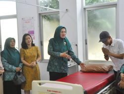 Ketua TP-PKK Kota Palu,  Hj. Diah Puspita Melakukan Peninjauan Di PUSKESMAS Birobuli Selatan.