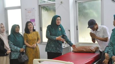 Ketua TP-PKK Kota Palu,  Hj. Diah Puspita Melakukan Peninjauan Di PUSKESMAS Birobuli Selatan.