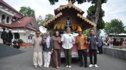Ketua TP-PKK Kota Palu Hj.Diah Puspita Melepas Peserta Karnaval Budaya Dalam Rangka Memeriahkan HARDIKNAS.