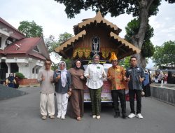Ketua TP-PKK Kota Palu Hj.Diah Puspita Melepas Peserta Karnaval Budaya Dalam Rangka Memeriahkan HARDIKNAS.