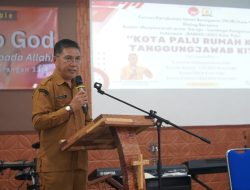 Kepala Badan KESBANGPOL Kota Palu, Abidin Menbuka Acara Dialog Antar Umat Beragama.
