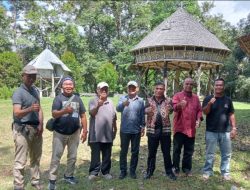 Tokoh Masyarakat Jagoi Babang Antar Pimpinan Redaksi Strateginews Tinjau Wisata Budaya Bung Kupuak