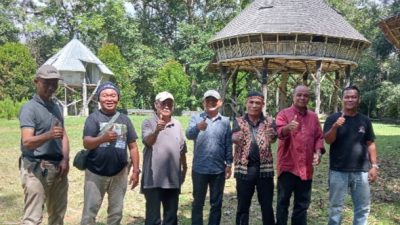 Tokoh Masyarakat Jagoi Babang Antar Pimpinan Redaksi Strateginews Tinjau Wisata Budaya Bung Kupuak