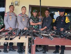 Wujudkan Sinergitas Kawal Perdamaian, Dandim Flores Timur Saksikan Penyerahan Senpira Pasca-Konflik di Adonara Timur