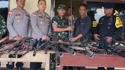 Wujudkan Sinergitas Kawal Perdamaian, Dandim Flores Timur Saksikan Penyerahan Senpira Pasca-Konflik di Adonara Timur