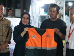 Sekretaris Daerah Kota Palu, Irmayanti Pettalolo Menyerahkan Rompi Identitas Pelaku UMKM.