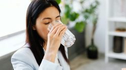 Berapa batas minum air putih harian agar tak rusak ginjal?