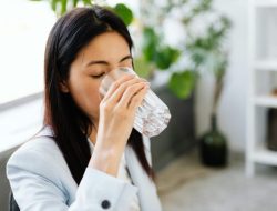 Berapa batas minum air putih harian agar tak rusak ginjal?