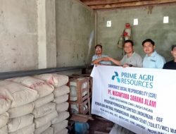 PT NSA Salurkan Bantuan Material WC untuk Warga Desa Kayuara