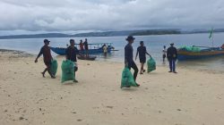 Sambut Pesparawi Nasional, Dinas Pariwisata dan Komunitas Bersihkan Pesisir Manokwari