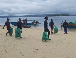 Sambut Pesparawi Nasional, Dinas Pariwisata dan Komunitas Bersihkan Pesisir Manokwari