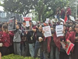 Mahasiswa Trisakti Gelar Aksi Demo di Gedung DPR, Gaungkan “Tritura Kembali”