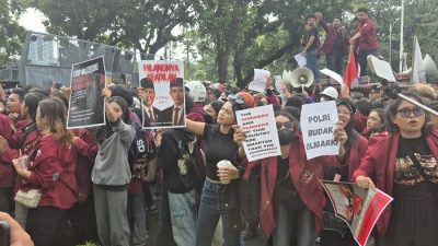 Mahasiswa Trisakti Gelar Aksi Demo di Gedung DPR, Gaungkan “Tritura Kembali”