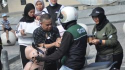 Wali Kota Palu H.Hadianto Rasyid Bersama Istri Rayakan Kemenangan Tim Argentina, Dengan Membagikan Kue Kepada Pengguna Jalan.