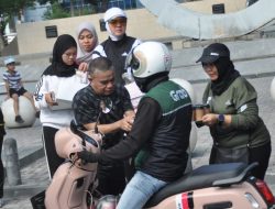 Wali Kota Palu H.Hadianto Rasyid Bersama Istri Rayakan Kemenangan Tim Argentina, Dengan Membagikan Kue Kepada Pengguna Jalan.