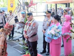 Irjen Pol. Alberd Teddy Resmi Jabat Kapolda Kalbar, Disambut Tradisi Adat