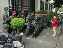 Puluhan TNI bersenjata lengkap jaga rumah Jampidsus